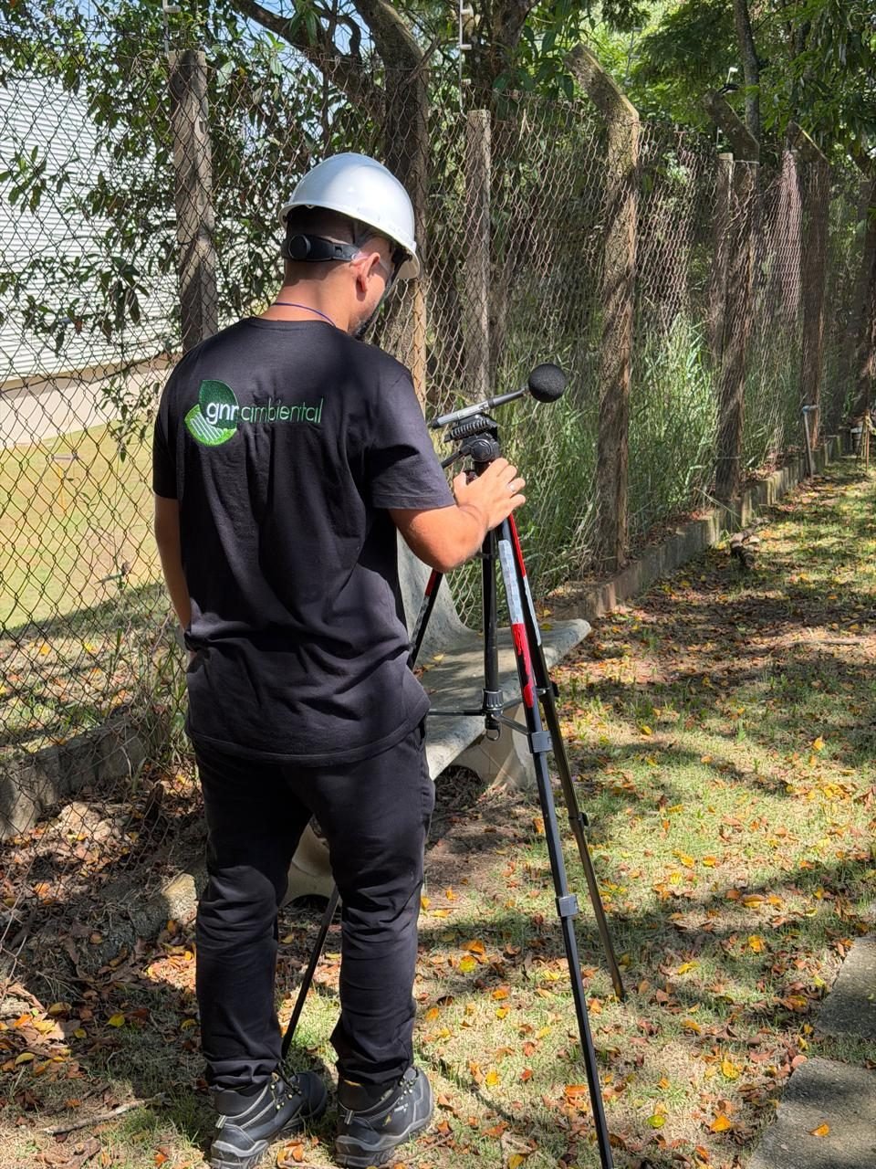 T&eacute;cnico GNR posicionando o son&ocirc;metro